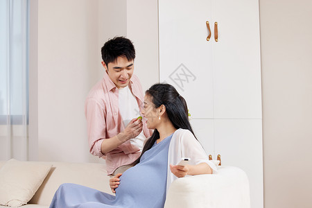 年轻男性给怀孕的妻子吃葡萄图片