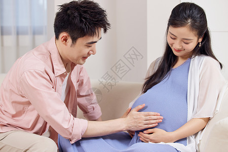男青年贴着妻子孕肚感受胎动图片