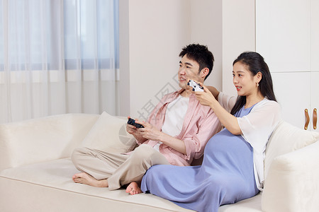 年轻夫妻居家玩游戏图片