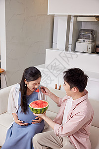 丈夫喂怀孕的妻子吃西瓜图片