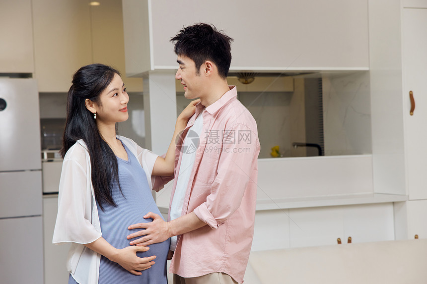 丈夫居家照顾怀孕的妻子图片