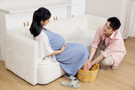 年轻男士给怀孕的妻子洗脚图片