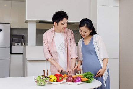 准备好的菜丈夫为怀孕的妻子准备健康美食背景