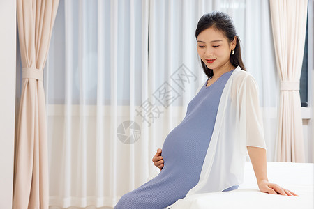 年轻的美女孕妇背景图片