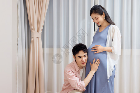 年轻奶爸听怀孕妻子的胎动图片