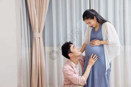 年轻奶爸听怀孕妻子胎动图片