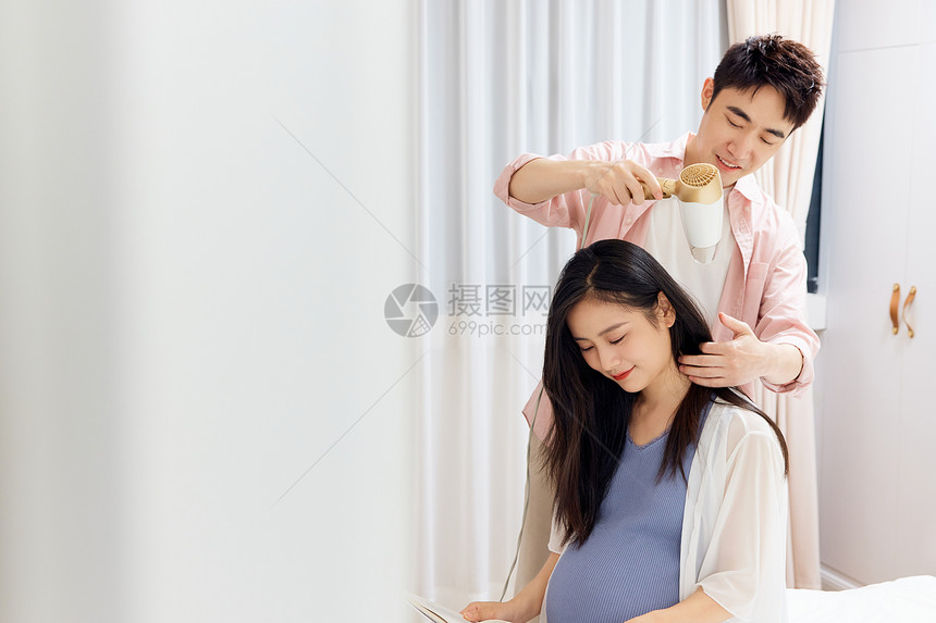 年轻男士照顾怀孕的妻子图片