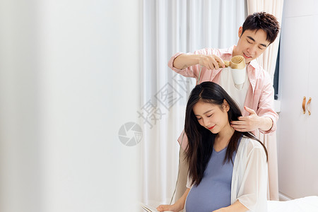 照顾孕妇的老公年轻男士照顾怀孕的妻子背景