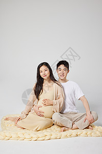 幸福的年轻夫妻孕照写真背景图片