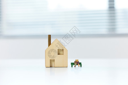 安全屋桌上的房屋模型与创意小人模型背景