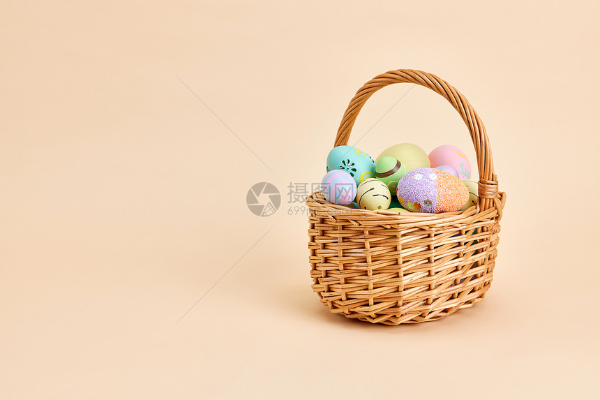 竹篮里的复活节彩蛋图片