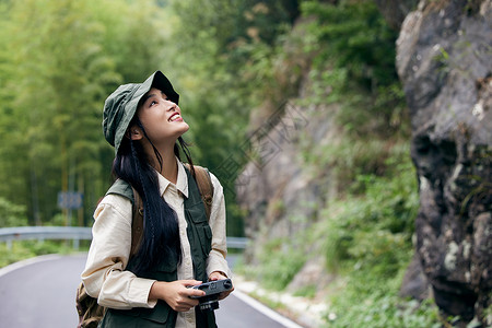 青年文艺女性户外旅行拍照高清图片