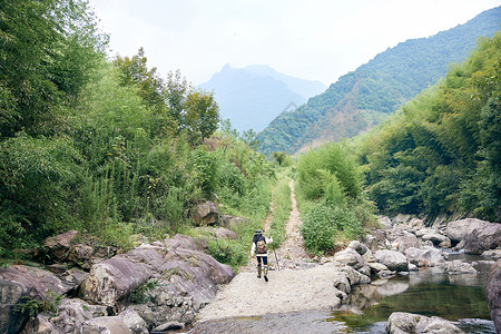 登山员文艺青年女性户外徒步背影背景