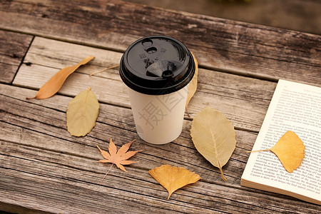 秋季落叶与咖啡杯图片