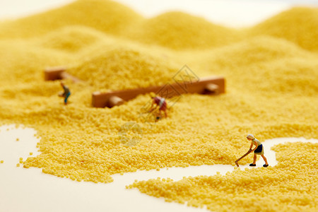 黄色小人玩具秋季丰收创意小人概念背景