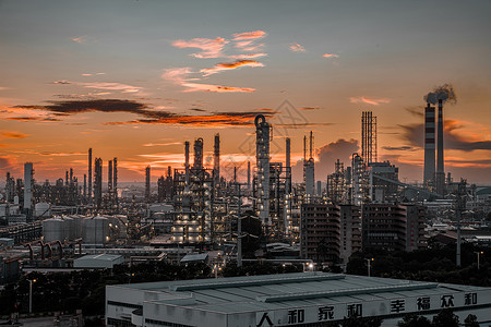 夕阳下的化工厂冷却塔图片