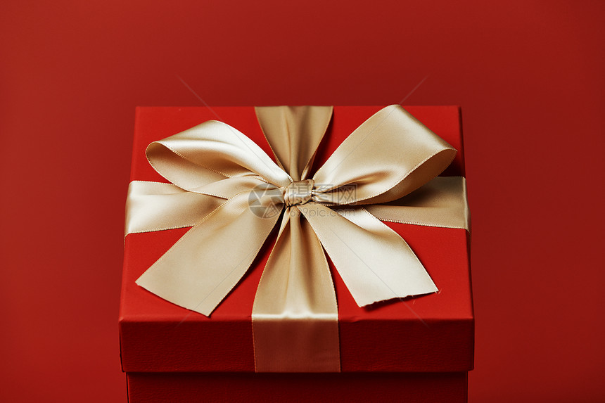 红色礼物盒蝴蝶结特写图片