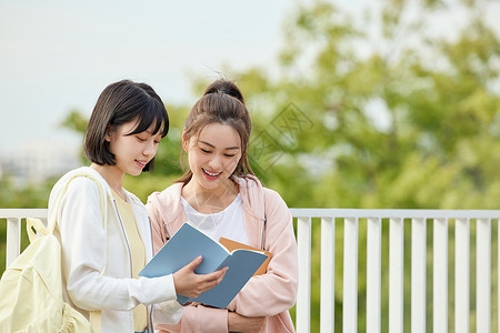 情感的青年女性一起看书的好朋友背景