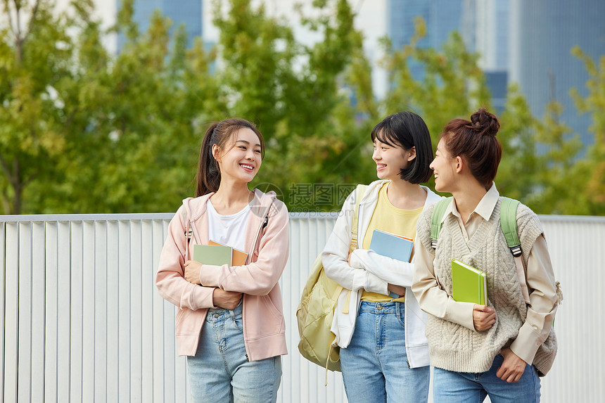 上学路上聊天的女大学生图片