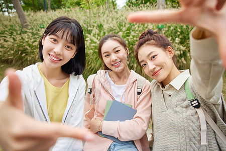 女大学生一起在户外玩耍图片