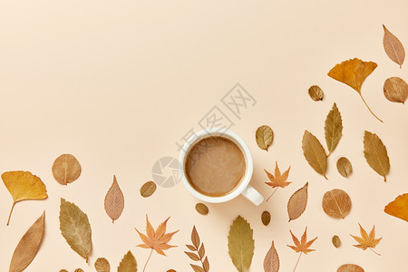 咖啡与枯叶背景图片