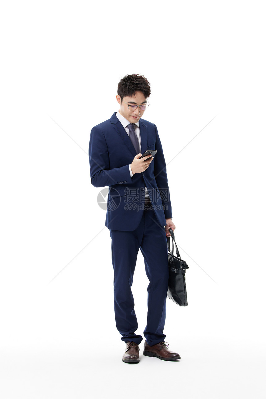 年轻商务男士玩手机图片