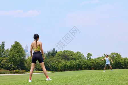 青年男女户外玩飞盘背景图片