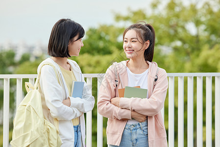 结伴上学的活力青年女大学生图片