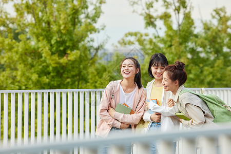 结伴上学的女大学生高清图片