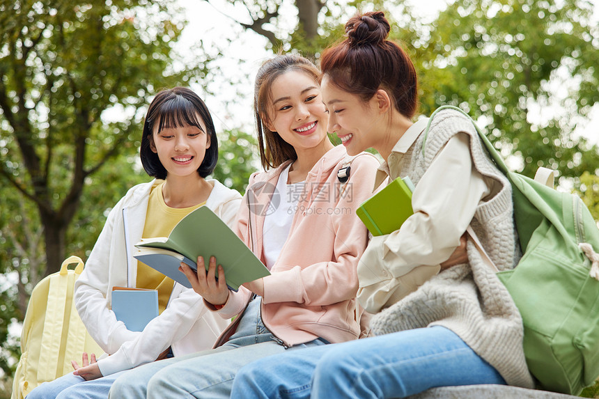 校园里一起看书的女大学生闺蜜图片