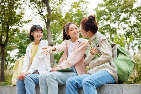 在室外玩耍的女大学生图片