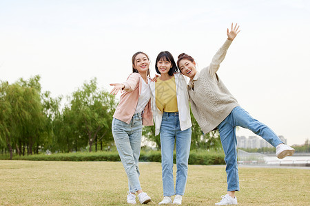 关系亲密的活力女大学生图片