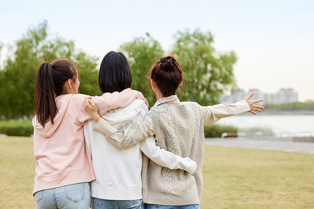 户外活力青春女大学生背影图片