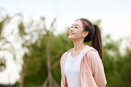 户外青春美丽的女孩形象图片