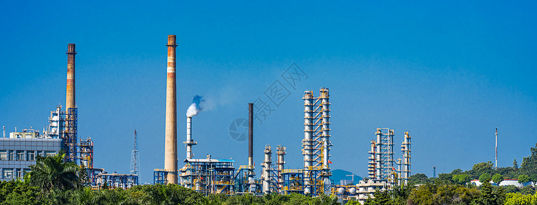 蓝天下的石油化工工厂图片