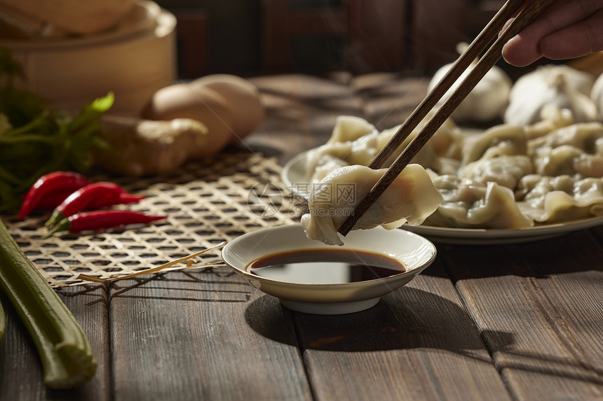筷子夹起水饺特写图片