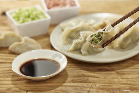 筷子夹起水饺特写背景图片