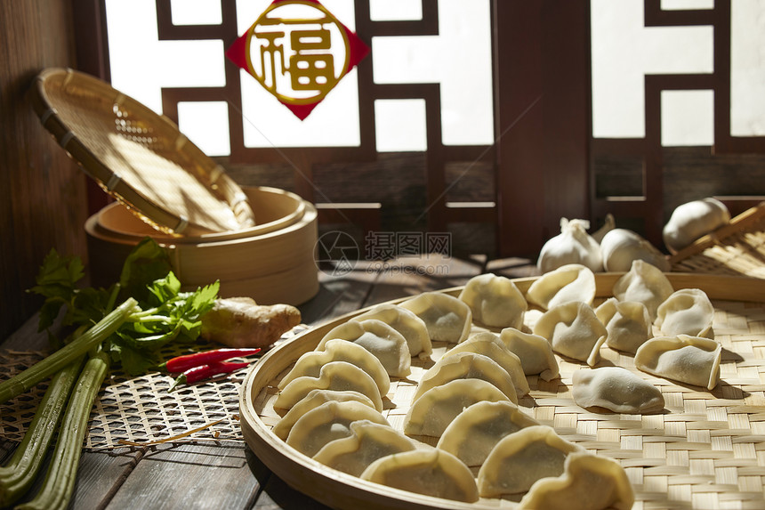 中式背景下的新鲜手工水饺图片