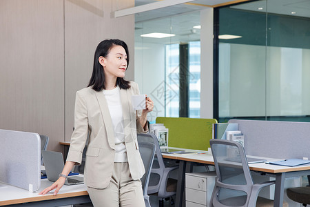 年轻女高管办公室休息喝茶背景图片