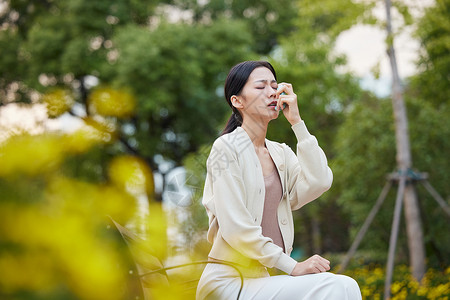 女性室外使用哮喘喷雾治疗图片