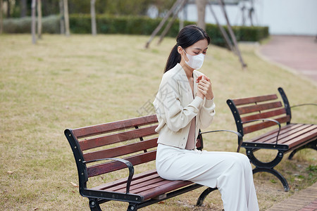 秋冬户外生病的女性形象图片