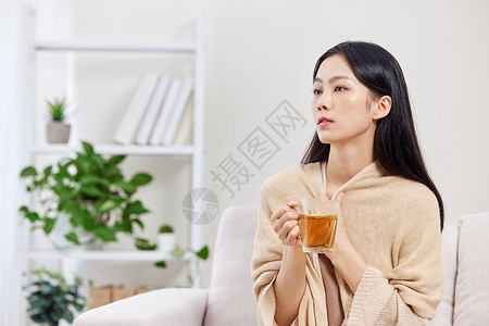 冬季保暖喝姜茶的女性图片