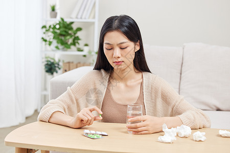 感冒的女性居家生病吃药图片