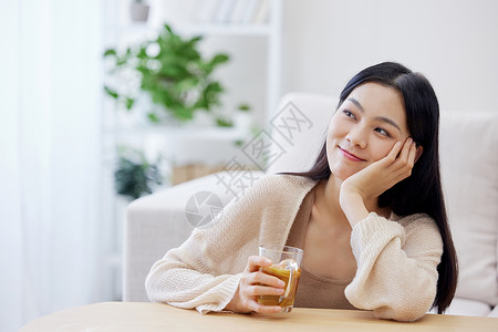 秋冬居家女性喝热饮图片