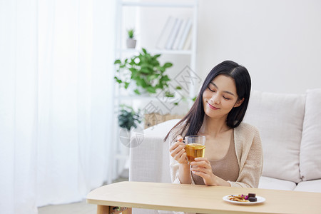 秋冬居家女性喝下午茶图片