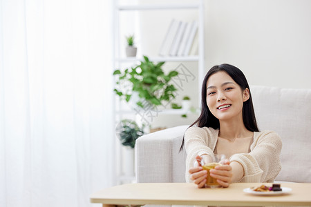 坐着喝茶嫦娥冬季保暖喝姜茶的居家女性背景