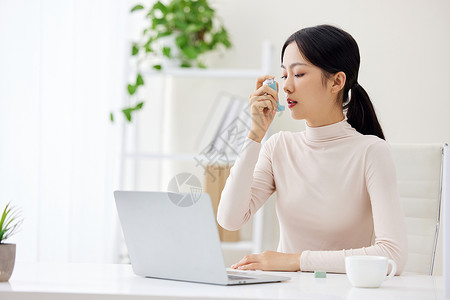 职场女性使用哮喘喷雾的女性图片