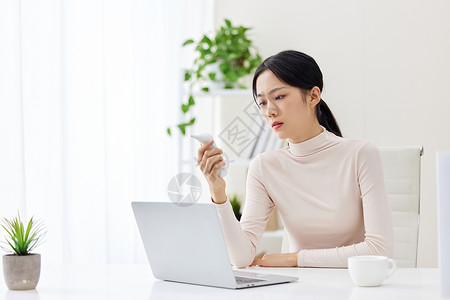 女性使用耳温枪测试温度图片