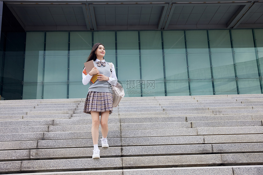 女学生开心放学形象图片