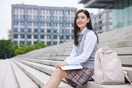 校园内看书学习的女学生图片